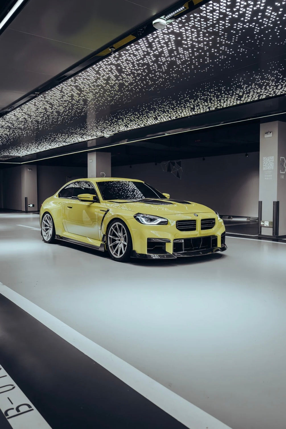     RV V1 Dry-Carbon Frontlippe montiert am BMW M2 G87