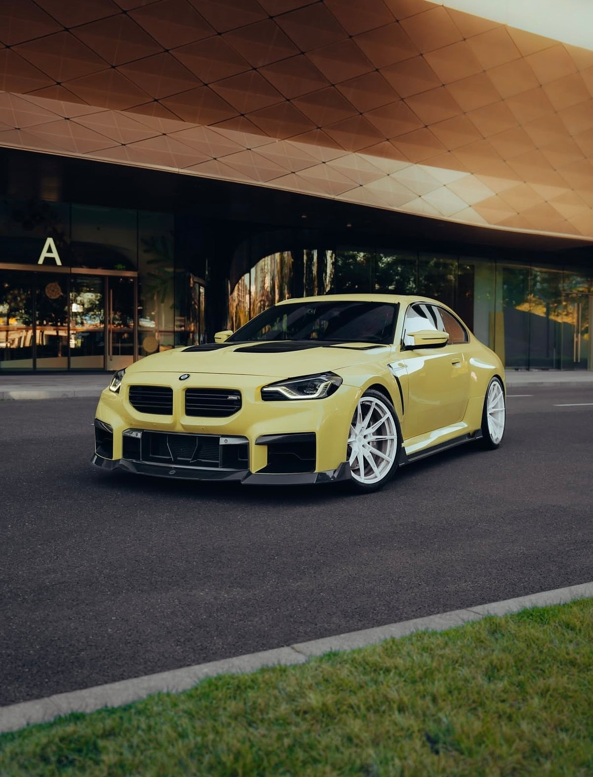     CPG+ RV V1 Dry-Carbon Frontlippe am BMW M2 G87 seitlich