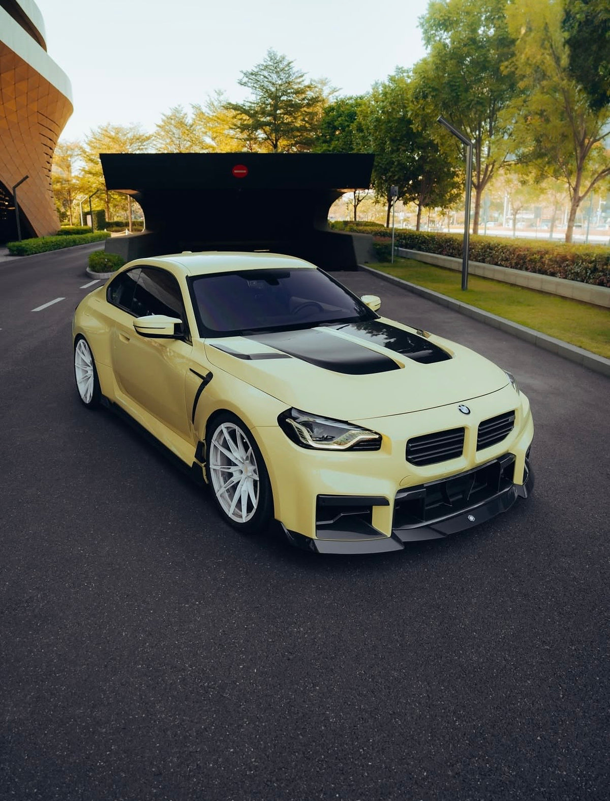    BMW M2 G87 mit RV V1 Carbon Frontlippe von CPG+