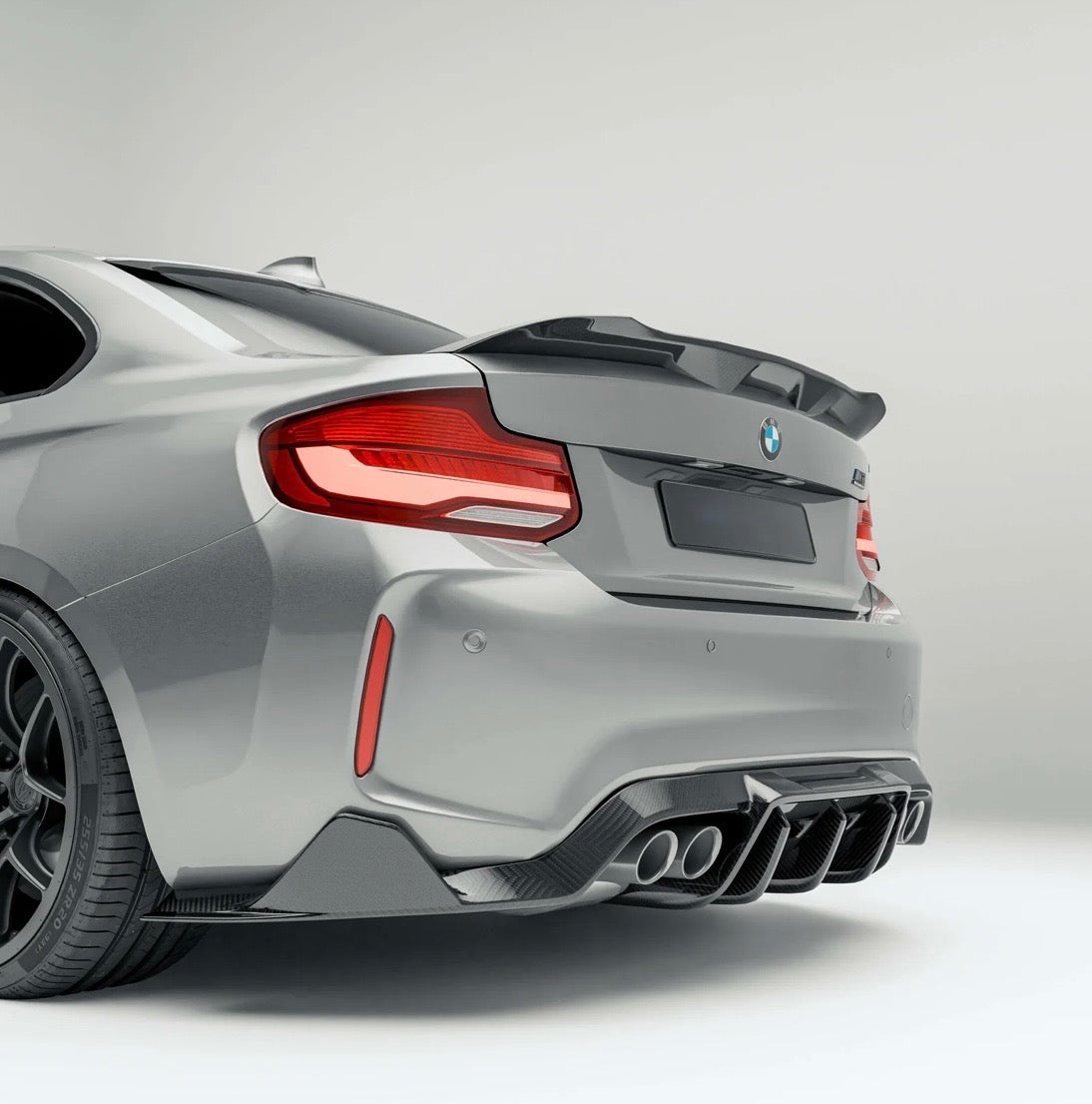 BMW M2 F87 mit Dry Carbon Seitenschwellern und sportlicher Seitenansicht