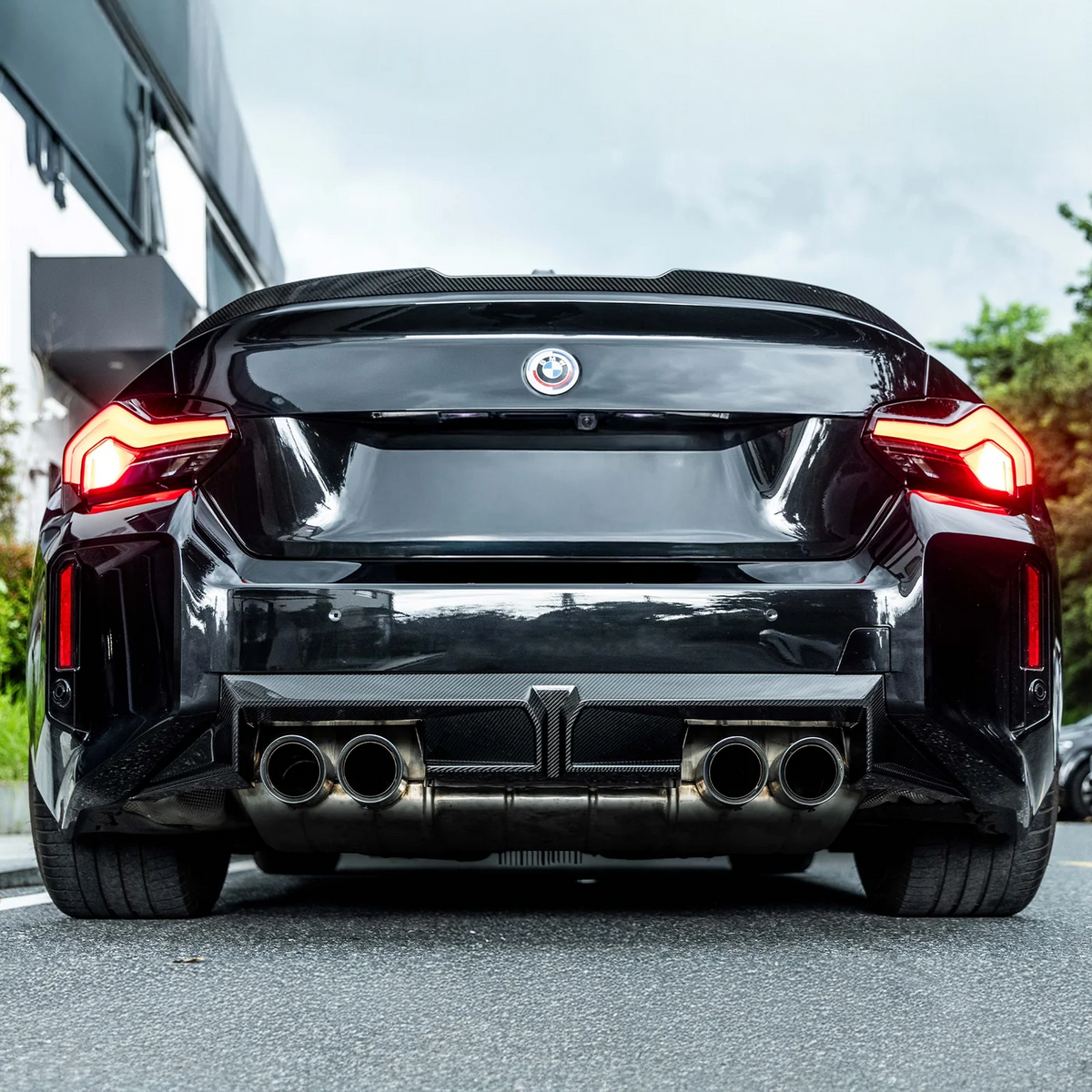 BMW M2 G87 mit montiertem CPG + CS V2 Dry-Carbon Heckdiffuser – sportliche Heckansicht mit markanter Motorsport-Optik