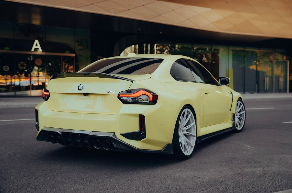 BMW M2 G87 in Gelb mit CPG + RV V1 Carbon Heckdiffuser – Heckansicht