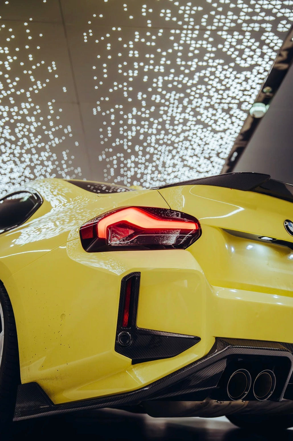 BMW M2 G87 in Gelb mit RV V1 Heckdiffuser – Detailansicht der Heckpartie