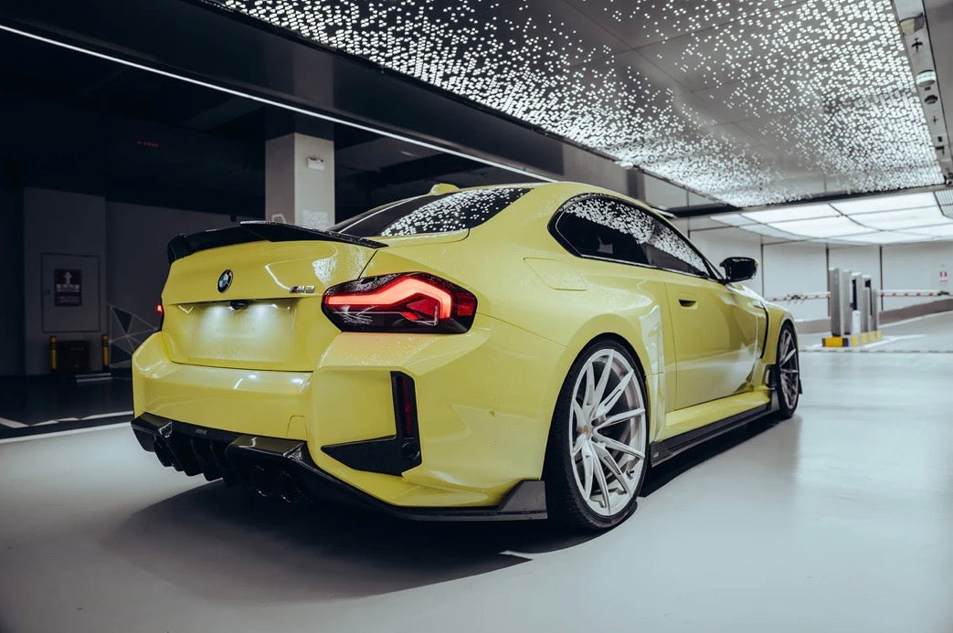 Gelber BMW M2 G87 mit sportlichem RV V1 Heckdiffuser – seitliche Heckperspektive