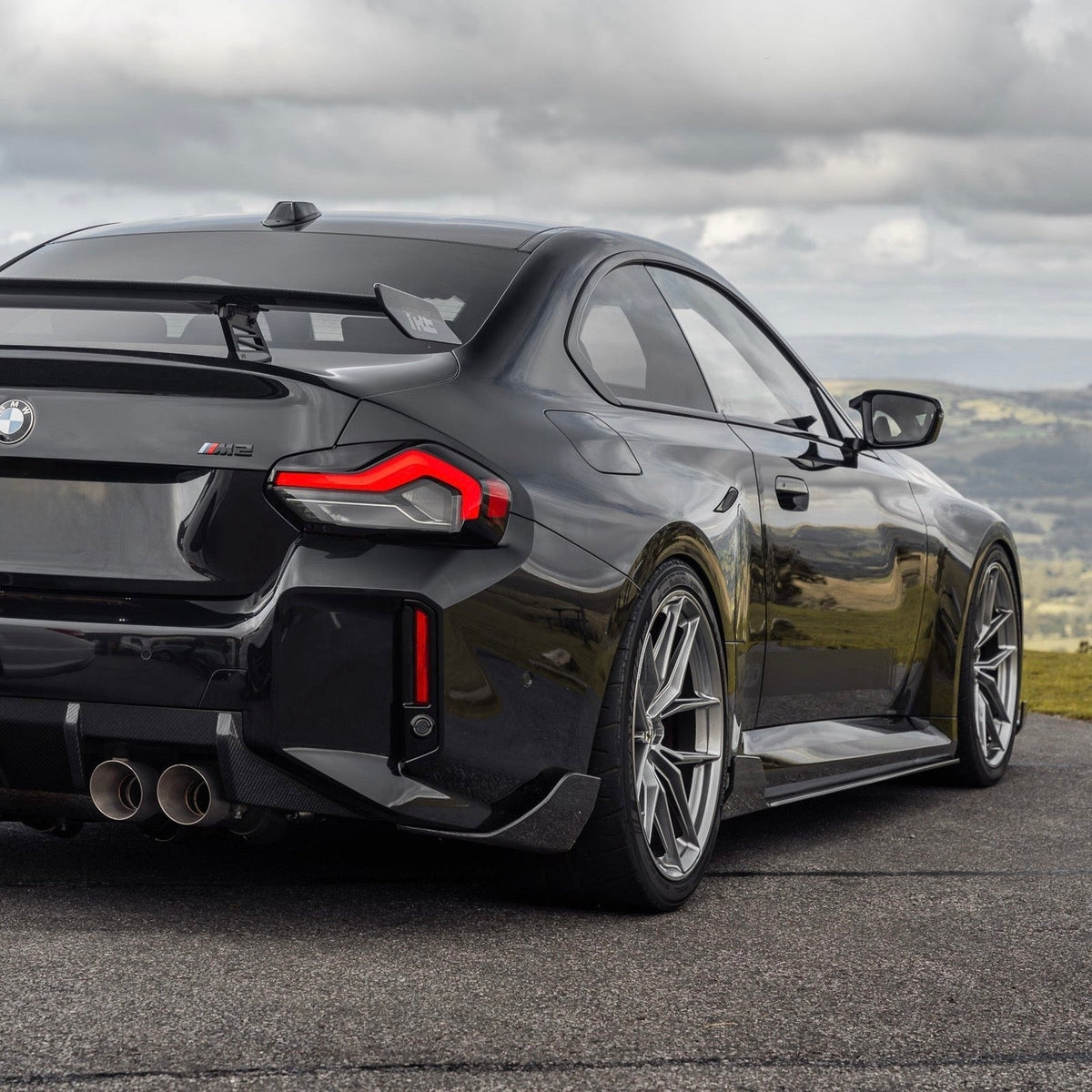 BMW M2 G87 mit montiertem V3 Dry-Carbon Heckdiffuser – Nahaufnahme der Heckpartie