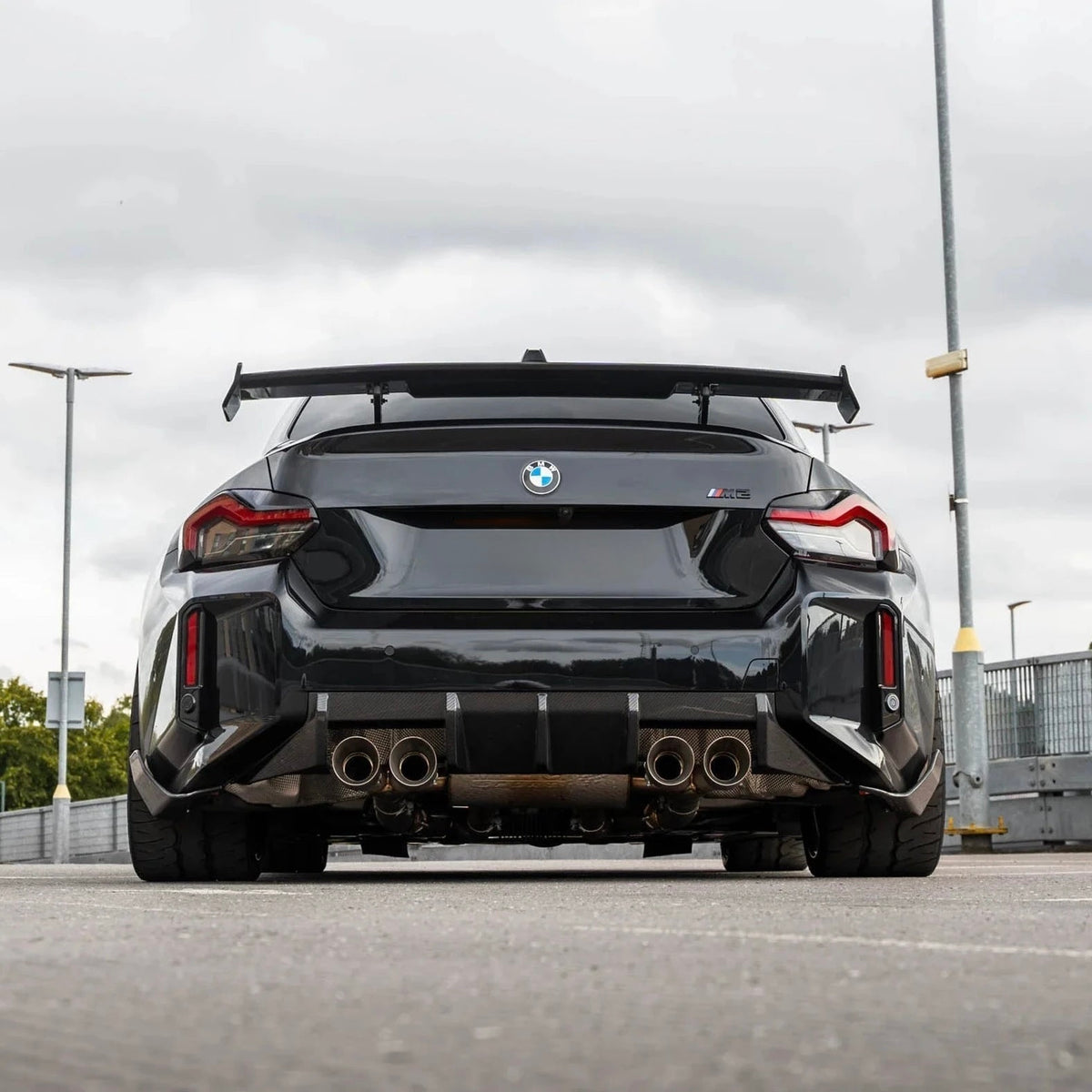 Schwarzer BMW M2 G87 mit V3 Heckdiffuser – markante Finnen an der Heckpartie