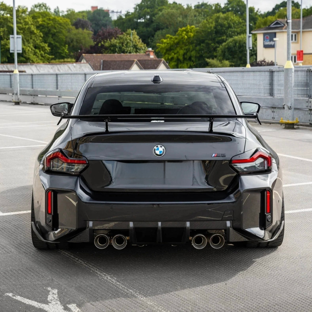 BMW M2 G87 mit V3 Carbon Heckdiffuser – direkte Heckansicht