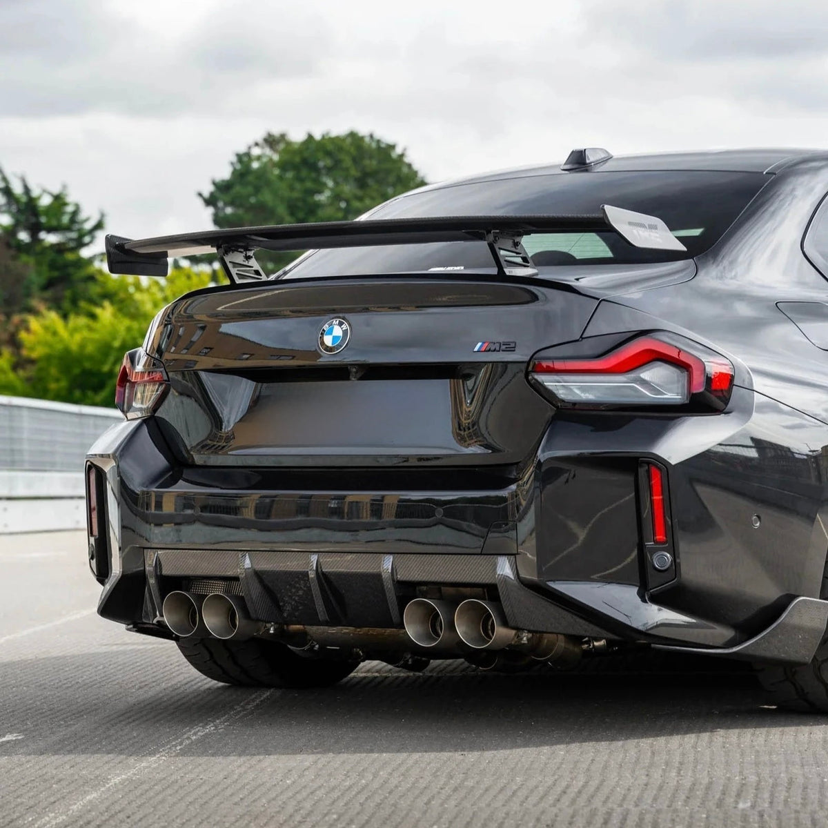 CPG + V3 Heckdiffuser am BMW M2 G87 – schräge Heckansicht mit Carbon-Details