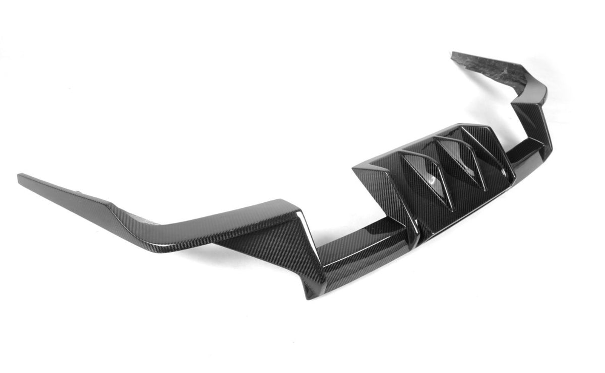 CPG + V4 Carbon Heckdiffuser passend für BMW M2 G87 – seitliche Produktansicht mit ausgeprägten Carbon-Finnen