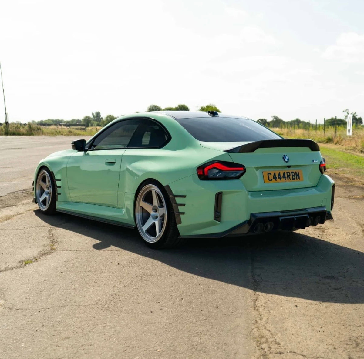 BMW M2 G87 in Grün mit V6 Carbon Heckdiffuser – sportliche Heckansicht von der Seite