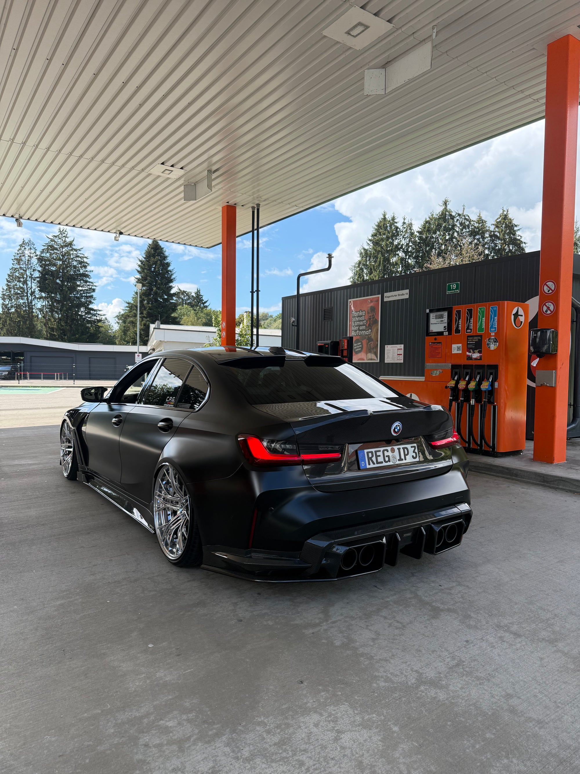 BMW M3 G80 mit RV V1 Carbon Kofferraumdeckel Heckansicht