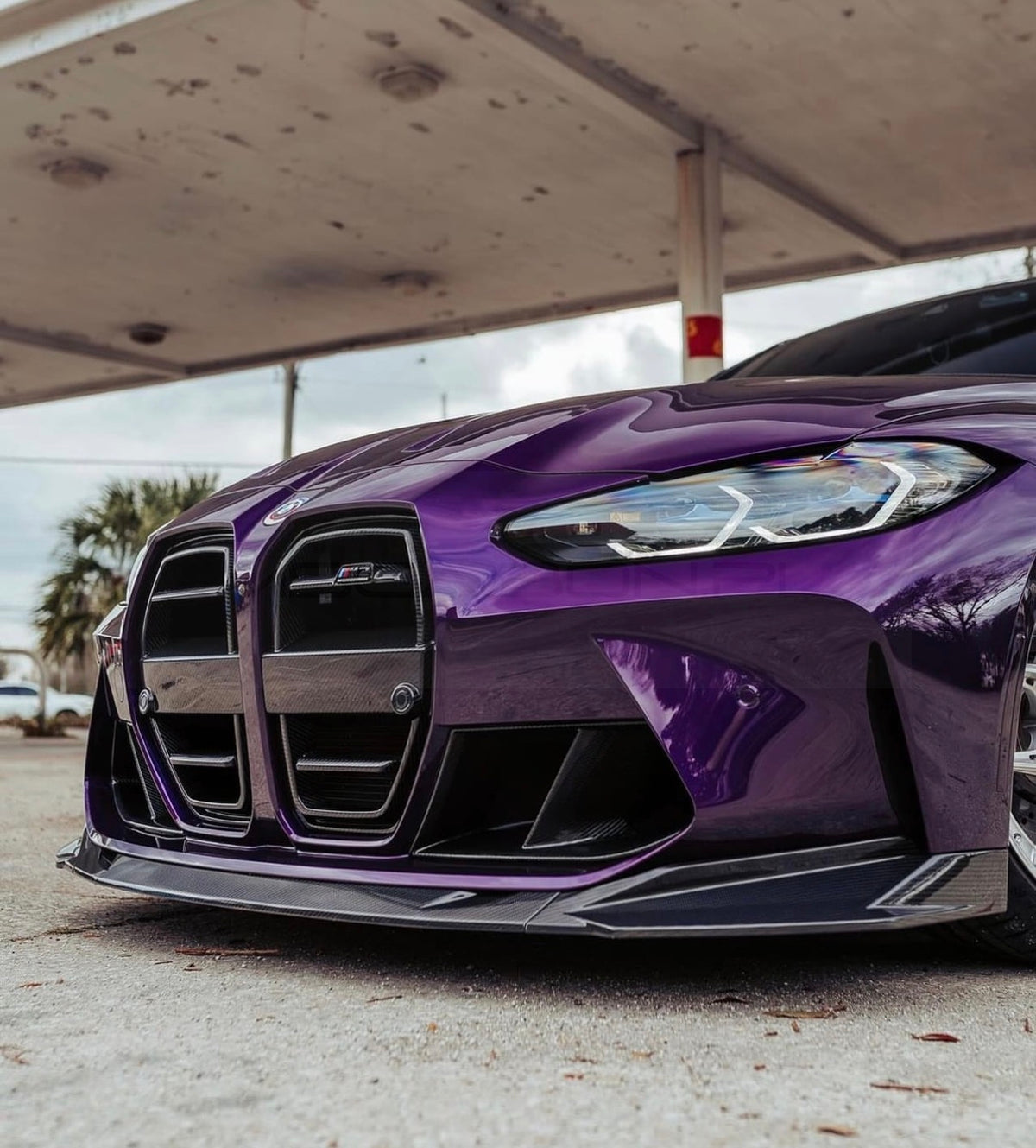 Violetter BMW M4 G82 mit CPG+ V2 Carbon Kühlergrill – sportliche Frontansicht mit BMW Doppelniere