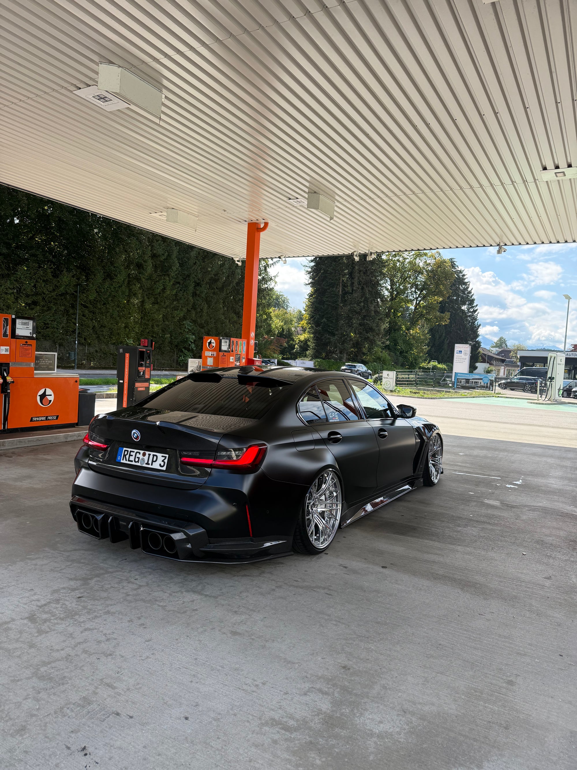 BMW M3 G80 RV Carbon Kofferraumdeckel am Fahrzeug