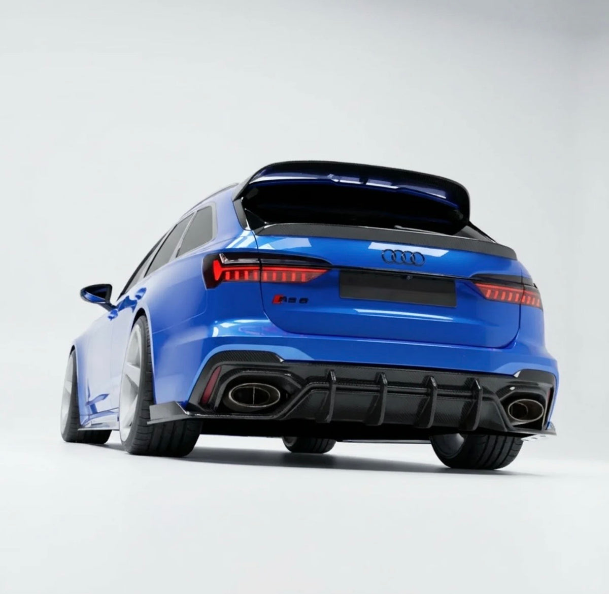 Audi RS6 Avant C8 von hinten mit montiertem CPG + V4 Dachspoiler aus hochwertigem Dry-Carbon.