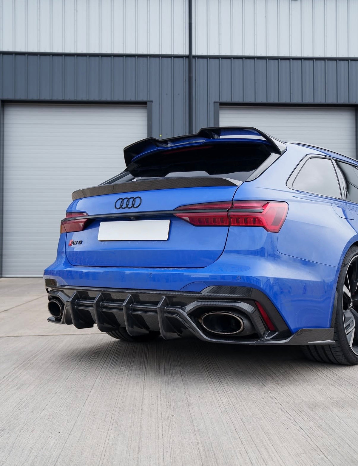 Blauer Audi RS6 C8 Avant mit CPG + V1 Heckdiffuser aus hochwertigem Dry-Carbon