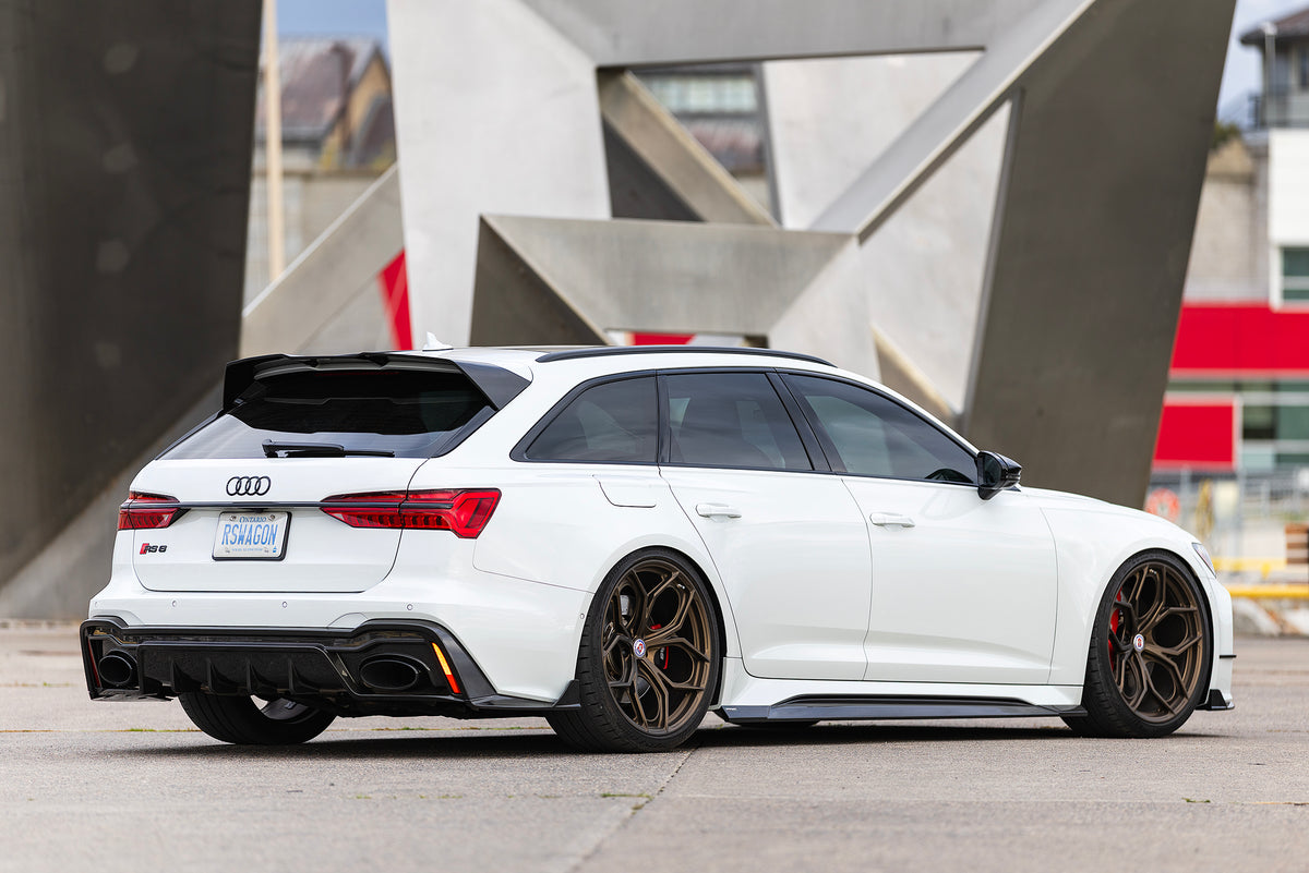 Seitliche Heckansicht eines Audi RS6 C8 mit RV V2 Dachspoiler