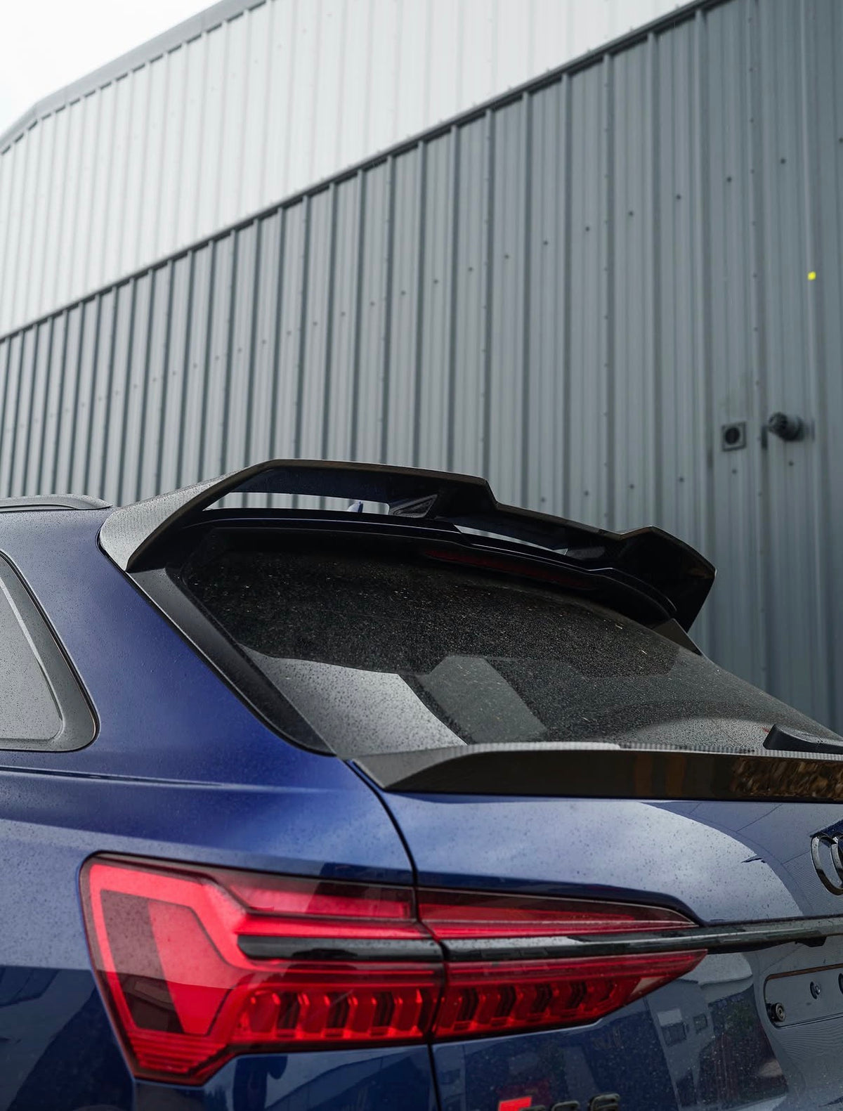 Audi RS6 C8 Avant mit Dry-Carbon Dachspoiler und mittlerem Heckspoiler in der Detailansicht