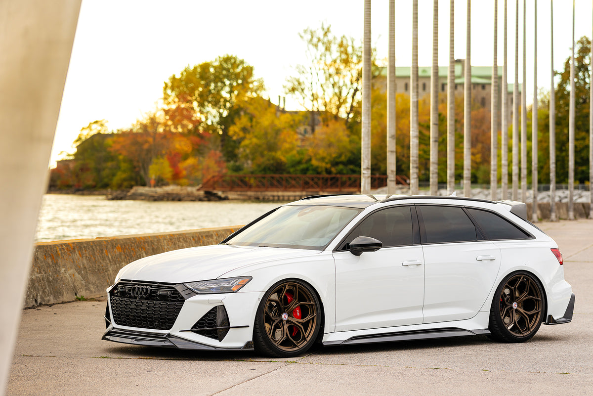 Audi RS6 C8 in Weiß mit CPG X RV V2 Dachspoiler im Seitenprofil