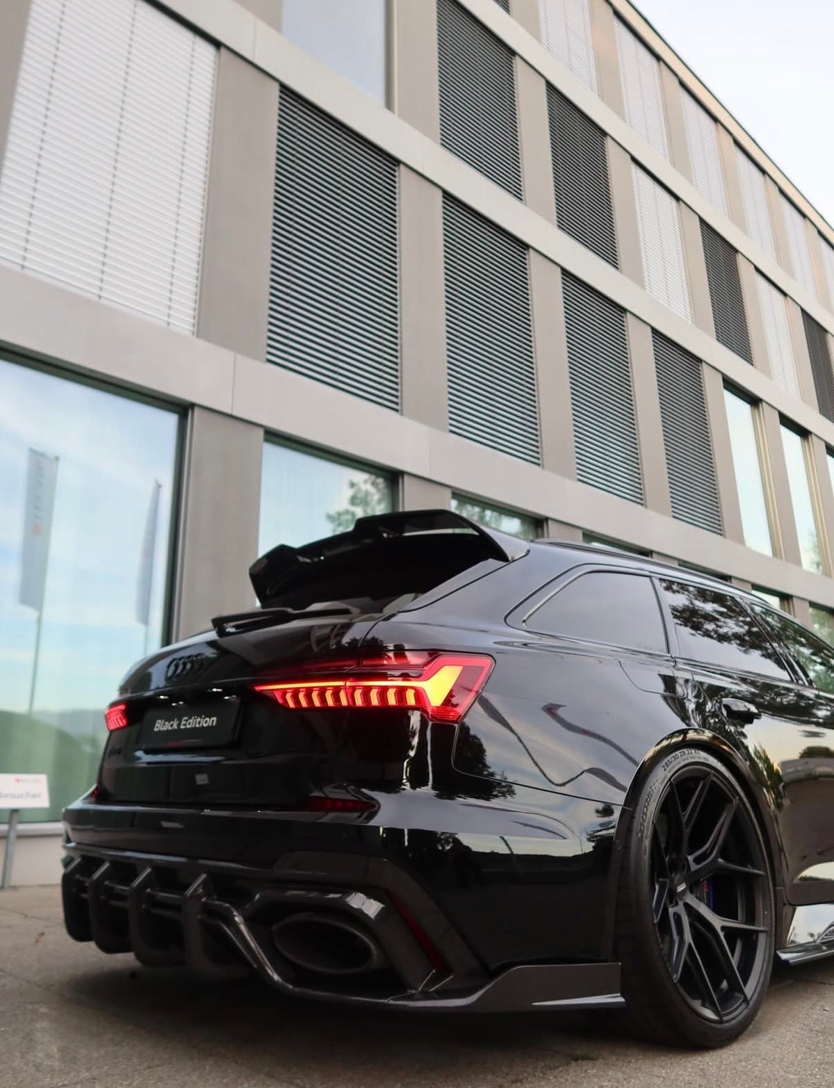 Audi RS6 C8 Avant mit V1 Dry-Carbon Dachspoiler – sportliche Heck-Seitenansicht