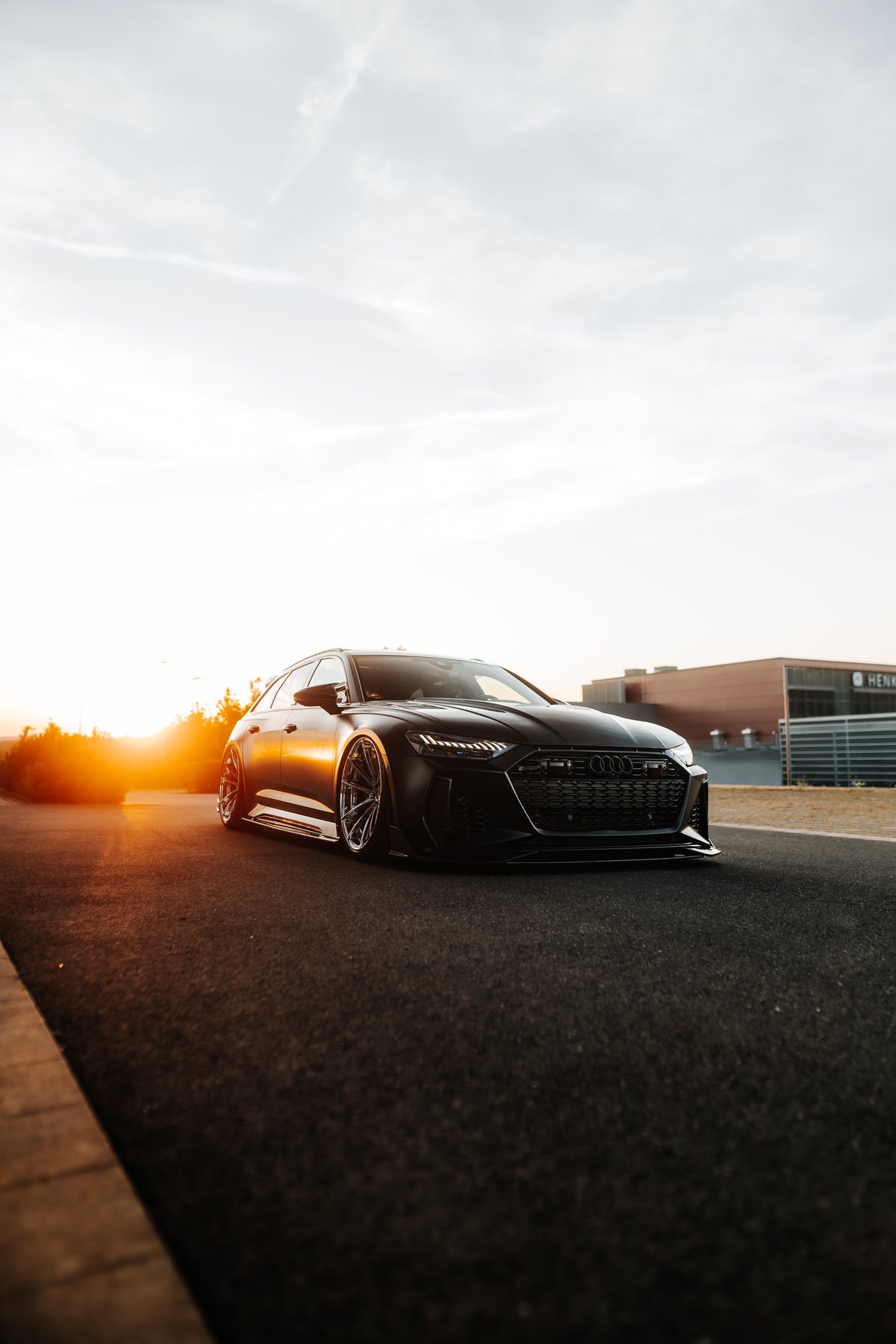 Audi RS6 C8 Avant mit CPG + V1 Dry-Carbon Komplettkit aus seitlicher Frontperspektive