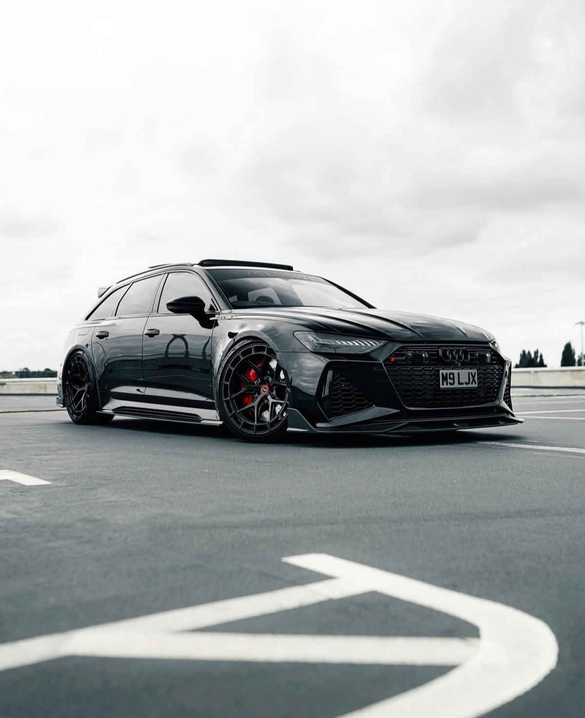 Audi RS6 C8 Avant mit V1 Carbon Seitenschwellern – sportliche Seitenansicht