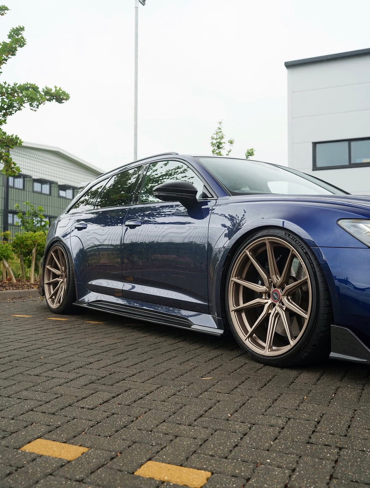 Audi RS6 C8 Avant mit CPG + Dry-Carbon Seitenschwellerverlängerungen und sportlicher Seitenlinie