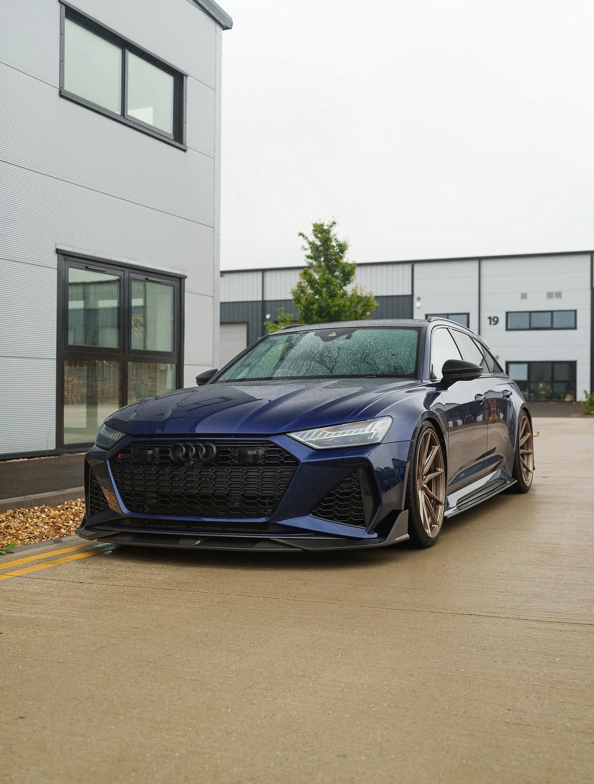 Audi RS6 C8 Avant mit CPG + V2 Carbon Frontsplitter in seitlicher Frontansicht