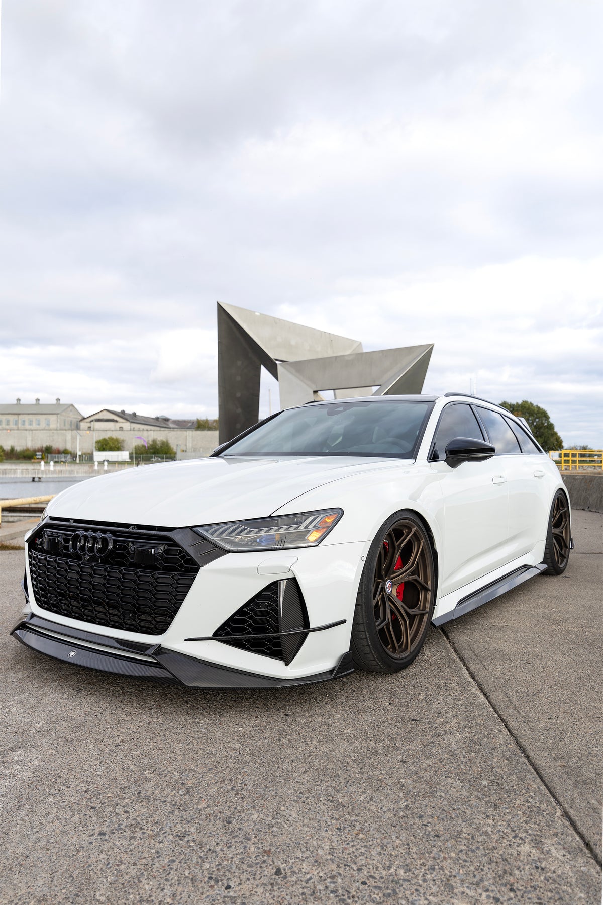 Weißer Audi RS6 C8 mit CPG + RV V2 Carbon Aerodynamikteilen