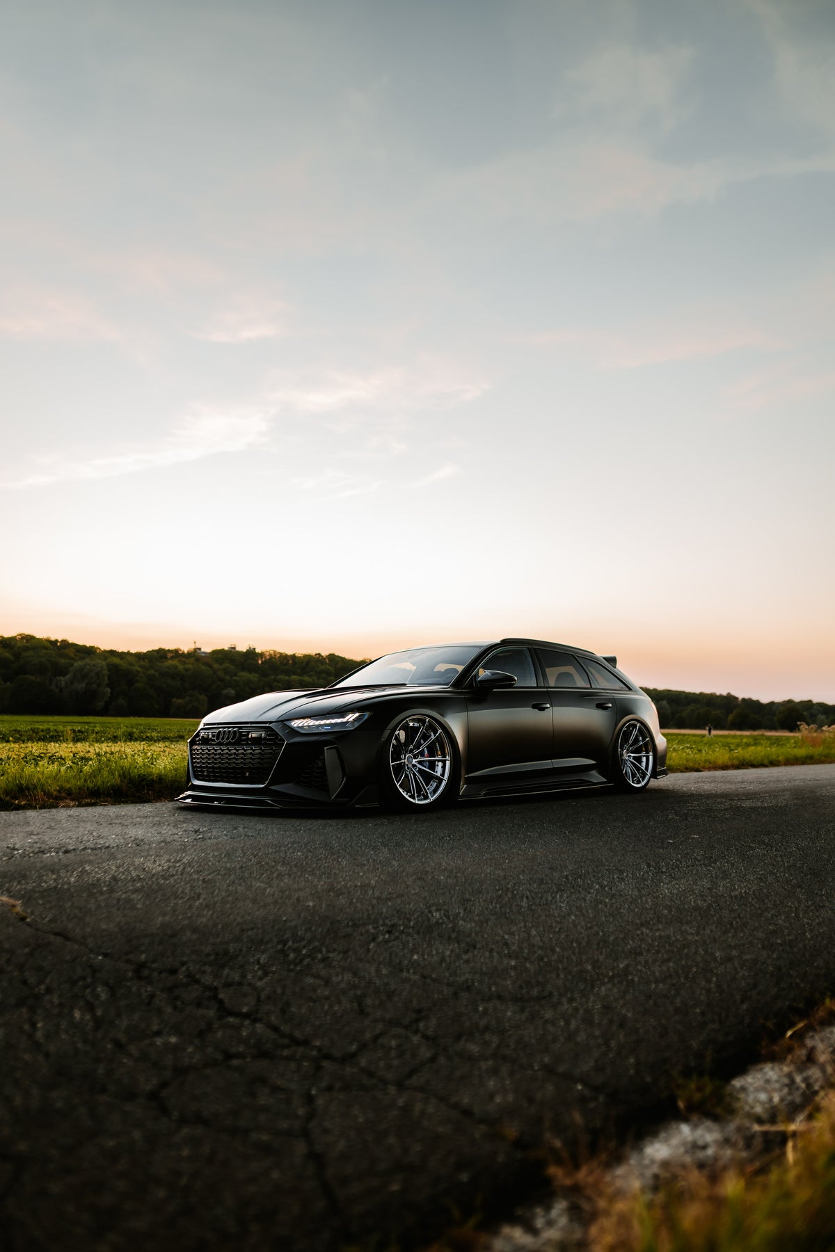 Audi RS6 C8 Avant mit CPG + V1 Dry-Carbon Komplettkit in einer Außenaufnahme
