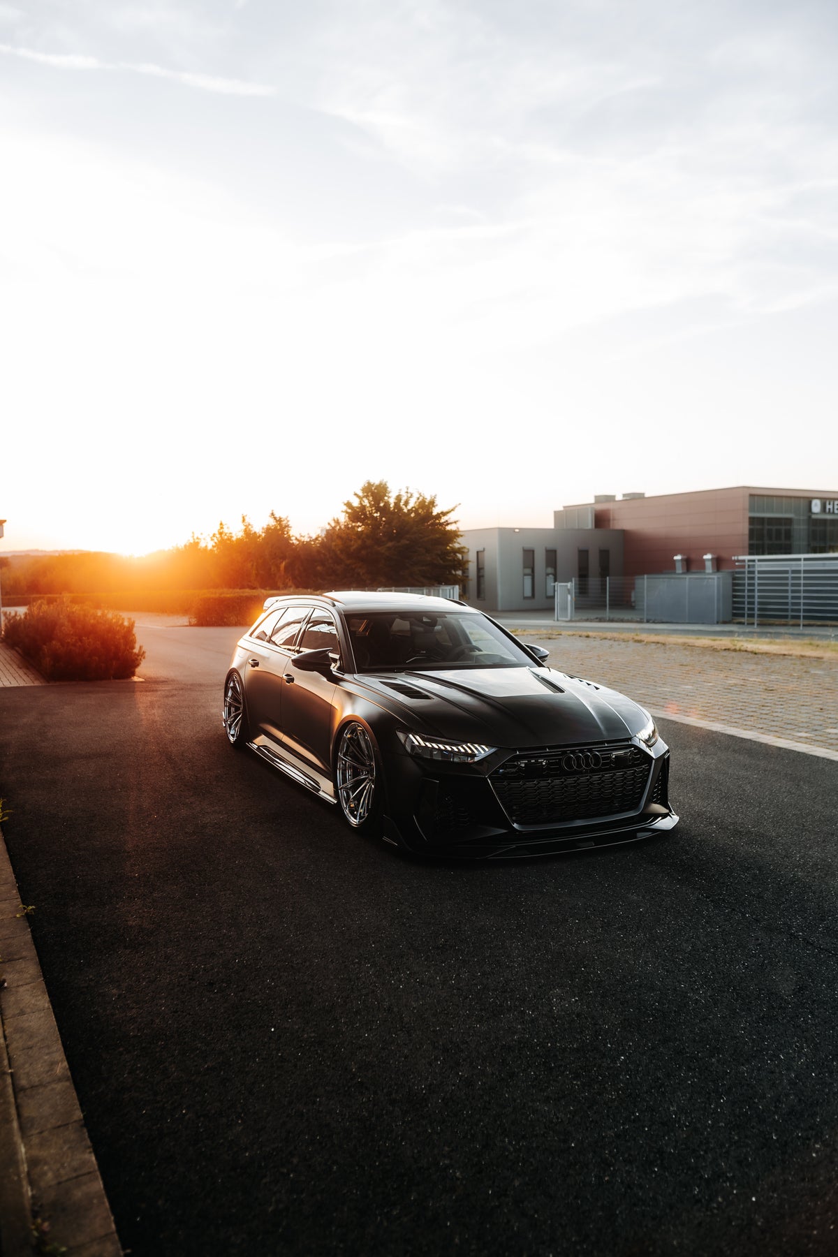 Audi RS6 C8 Avant mit dreiteiligem CPG + V1 Dry-Carbon Frontsplitter bei Sonnenuntergang