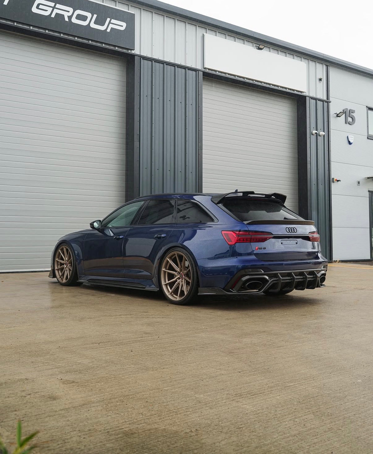 Audi RS6 C8 Avant CPG + V2 Dry-Carbon Komplettkit mit Heckdiffuser und Seitenschwellern in der Heckseitenansicht