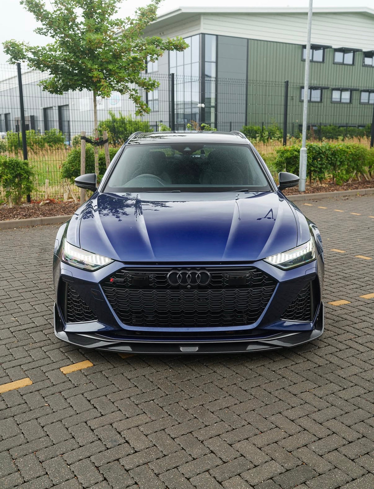 Audi RS6 C8 Avant mit CPG + V2 Dry-Carbon Frontsplitter in der direkten Frontansicht
