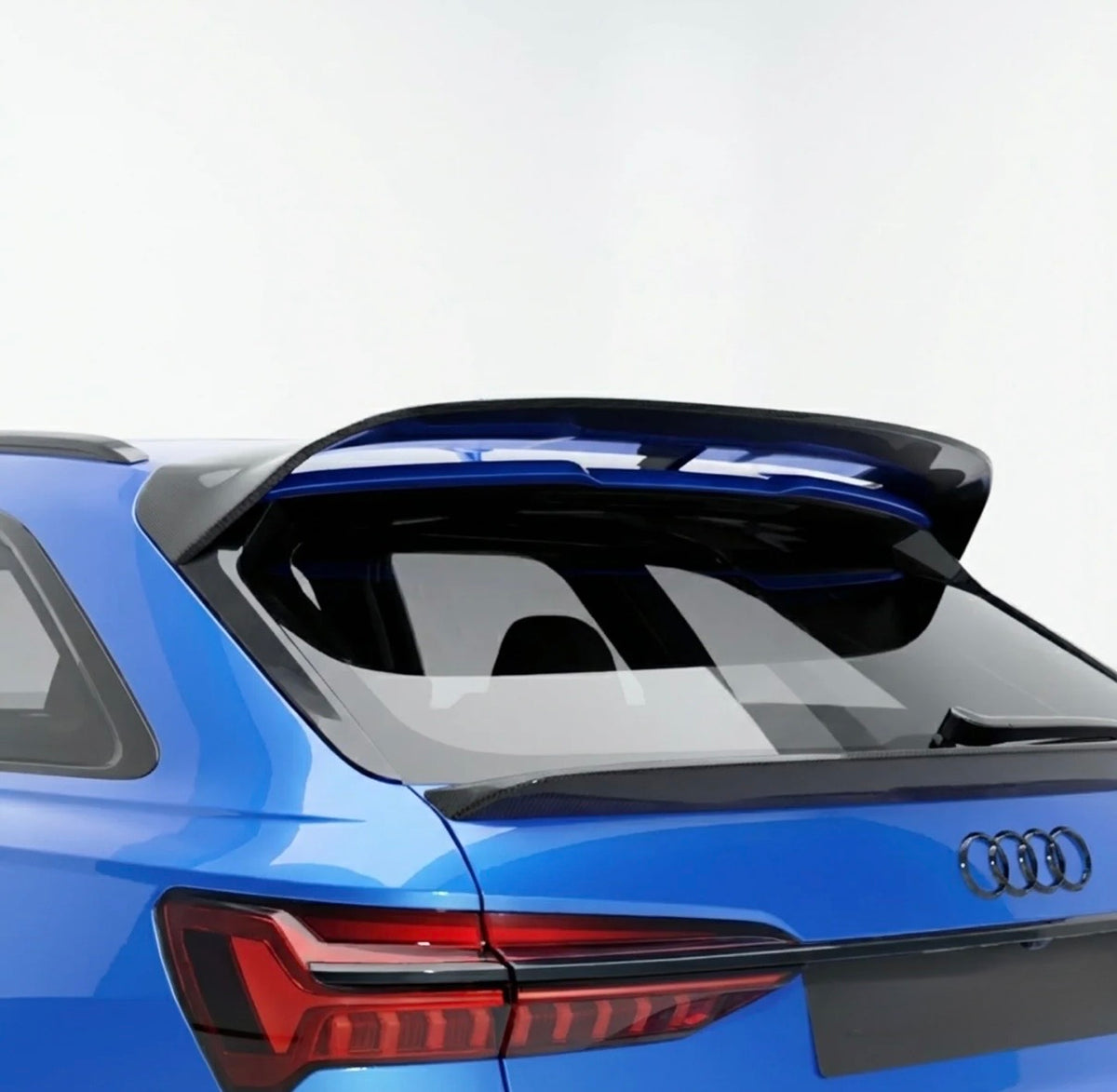 Nahaufnahme des V4 Carbon-Dachspoilers am Audi RS6 C8 mit ausgeprägten seitlichen Abschlüssen.