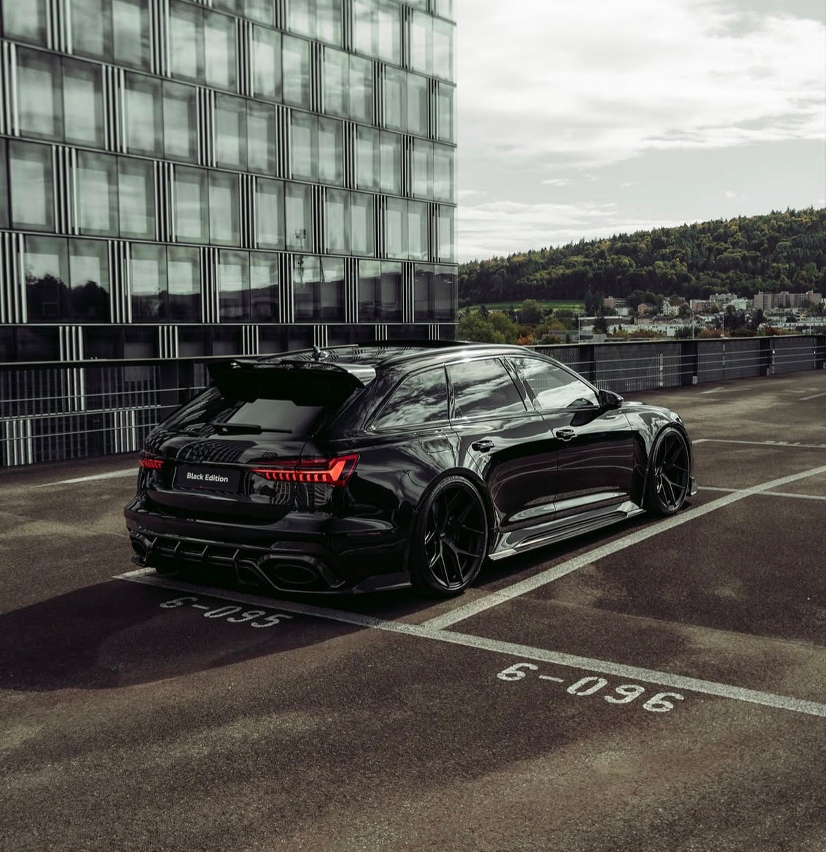 Schwarzer Audi RS6 C8 Avant mit CPG + V1 Carbon Dachspoiler in der Heckansicht