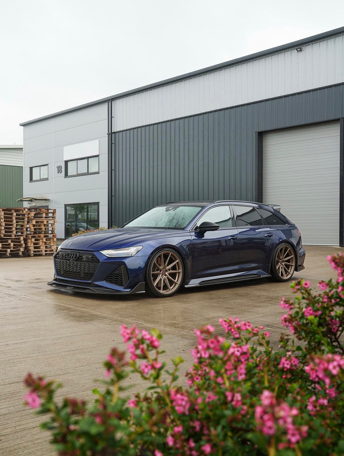 Audi RS6 C8 Avant mit Dry-Carbon Frontsplitter und Seitenschwellerverlängerungen V2