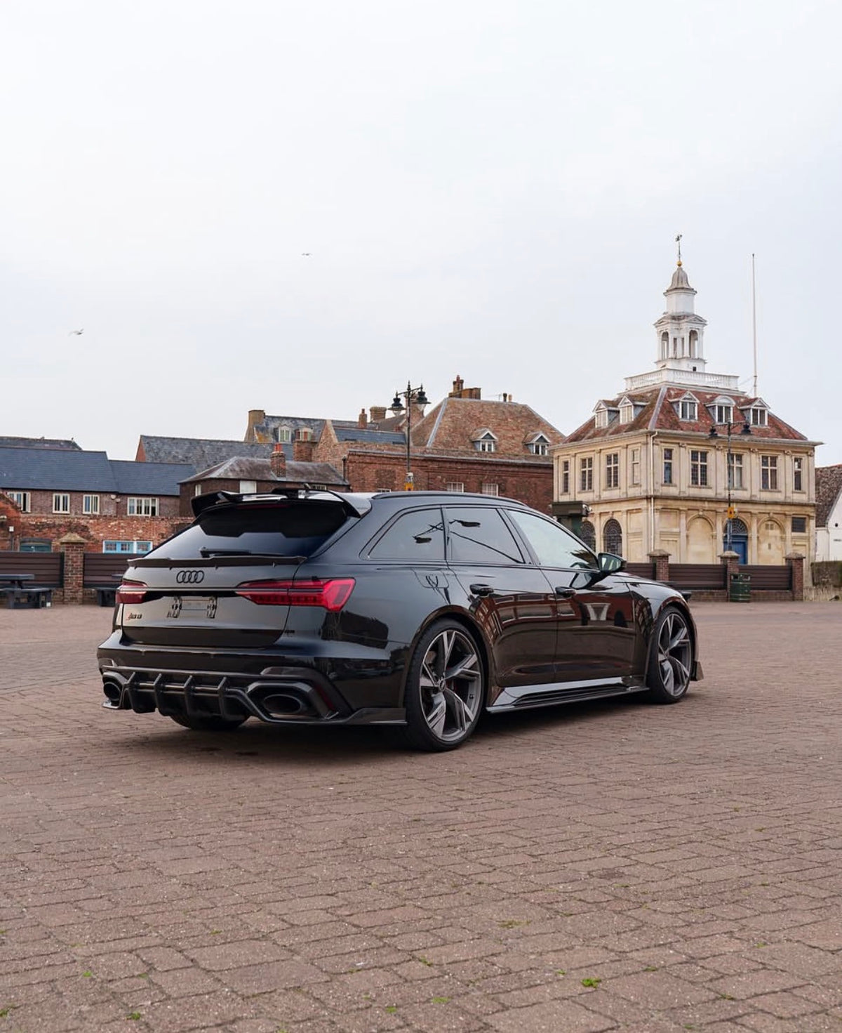 Audi RS6 C8 Avant mit V1 Dry-Carbon Heckdiffuser aus seitlicher Heckperspektive