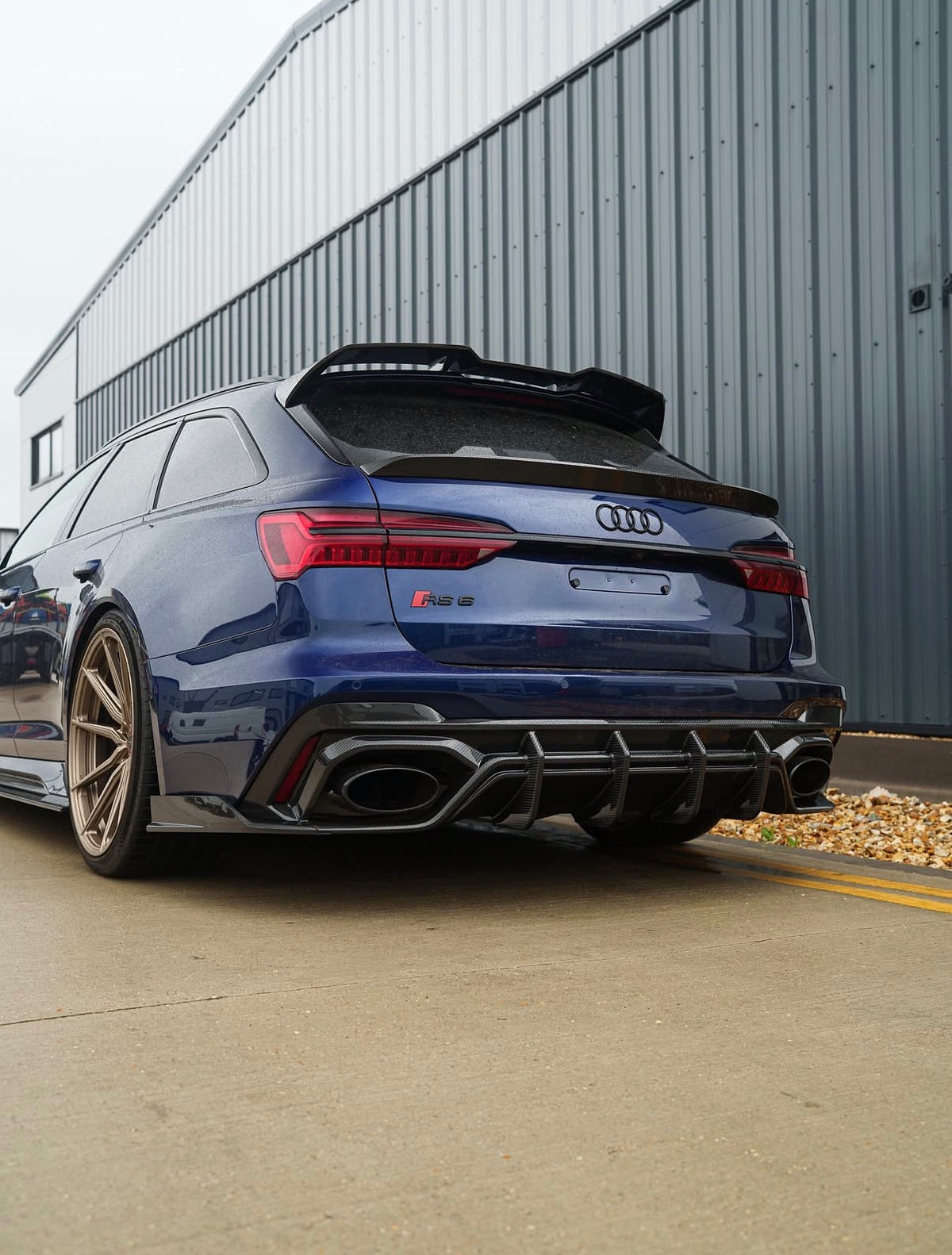 Audi RS6 C8 Avant mit dreiteiligem Dry-Carbon Heckdiffuser und sportlichem Heckdesign