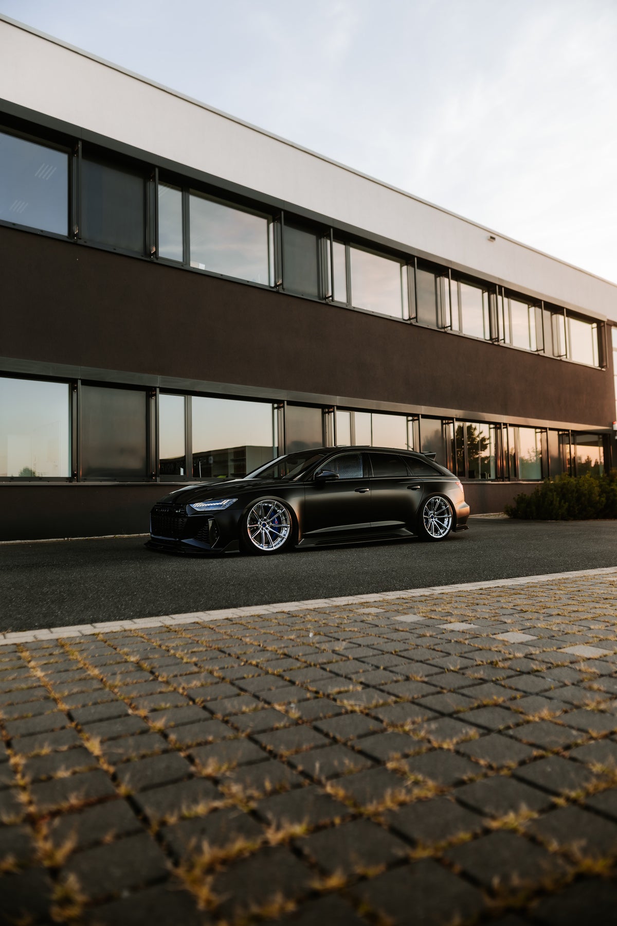 Audi RS6 C8 Avant mit Dry-Carbon Seitenschwellerverlängerungen V1 und sportlicher Seitenlinie