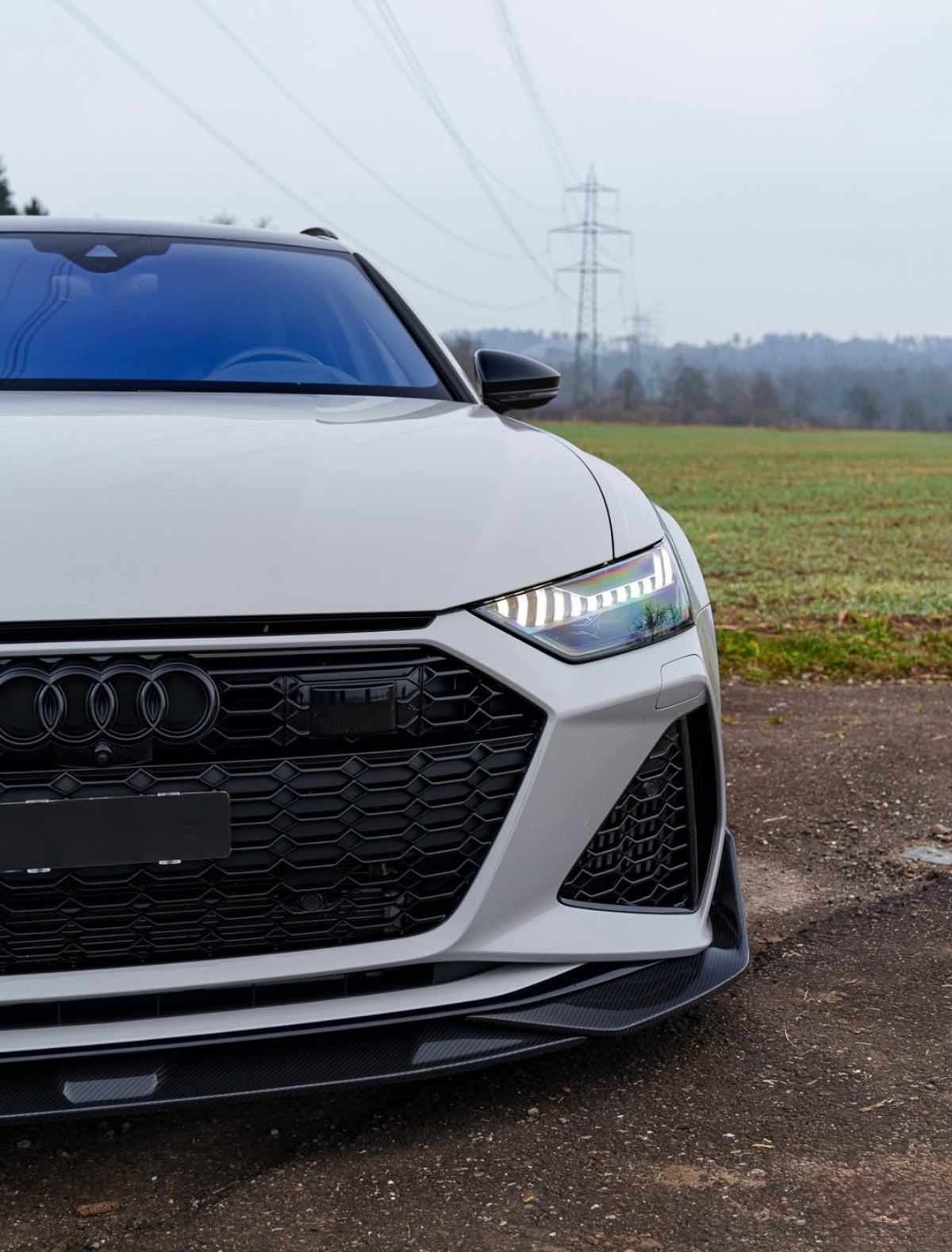 Blauer Audi RS6 C8 Avant mit CPG + V1 Frontlippe – Carbon-Design und Passform