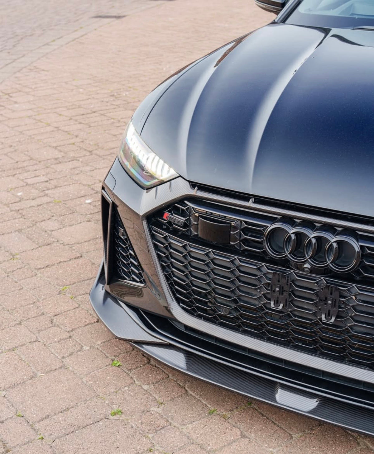 Detailansicht der CPG + V1 Carbon Frontlippe am Audi RS6 C8