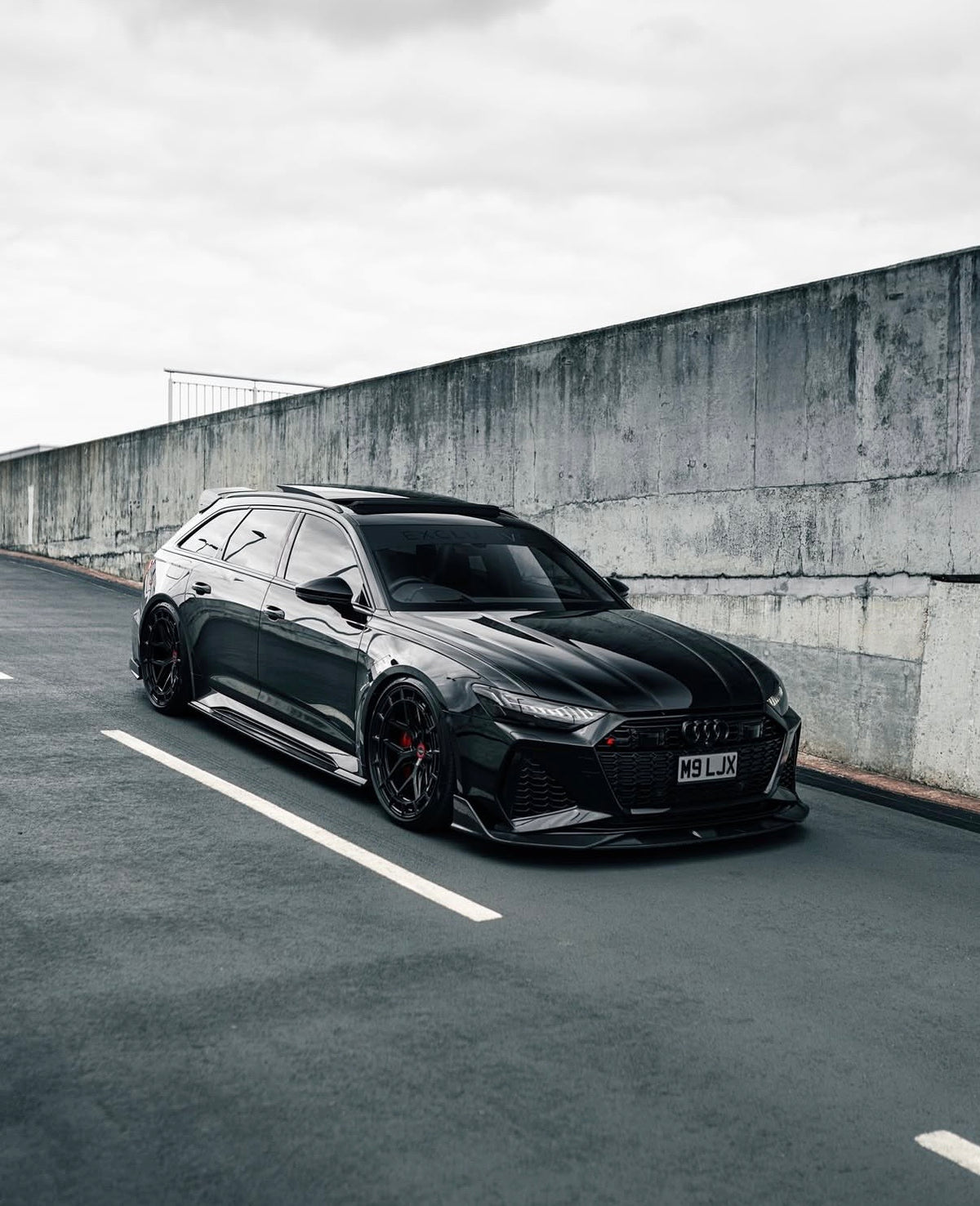 Audi RS6 C8 Avant mit CPG + V1 Dry-Carbon Frontlippe in sportlicher Seitenansicht