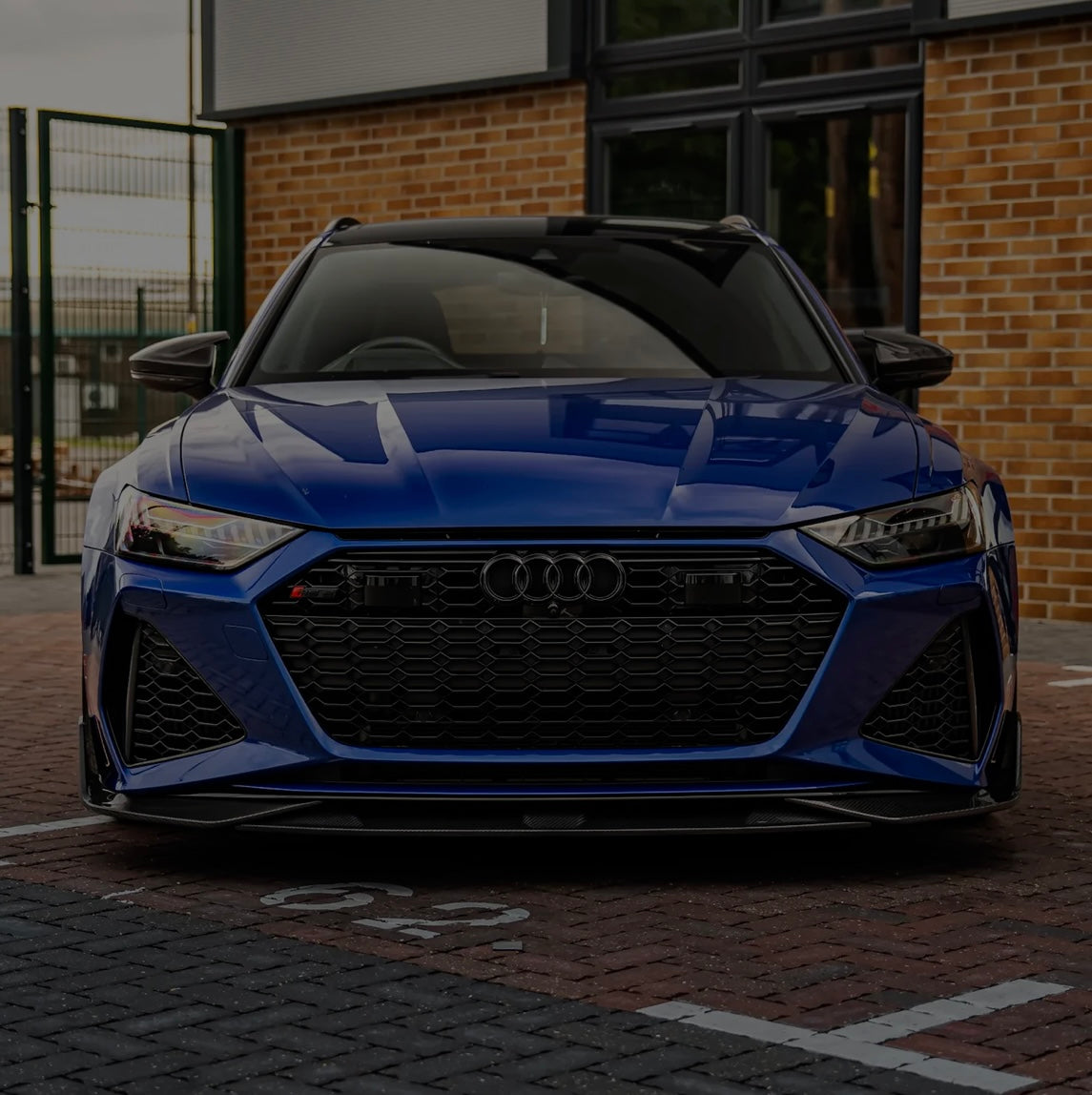 Blauer Audi RS6 C8 Avant mit CPG + V1 Frontlippe aus Dry-Carbon – sportliche Frontansicht