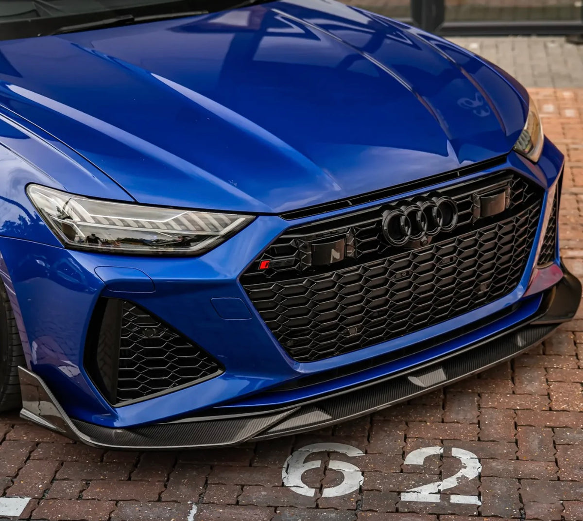 Blauer Audi RS6 C8 Avant mit CPG + V1 Frontlippe aus Dry-Carbon 