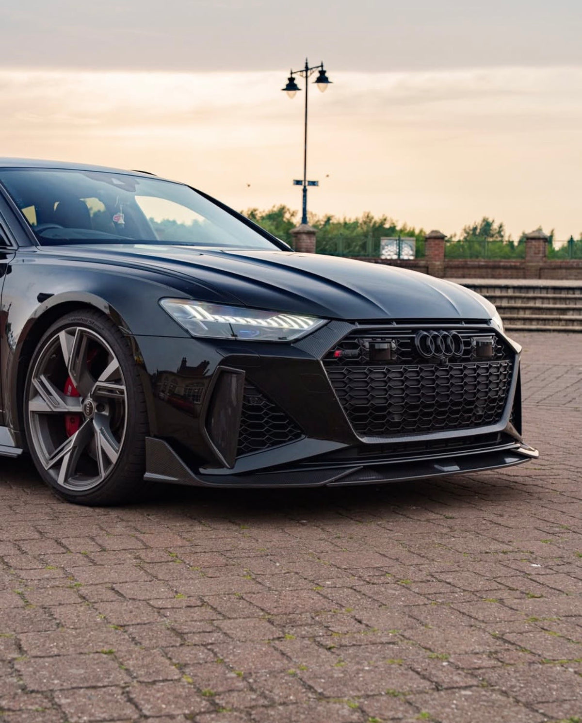 Audi RS6 C8 Avant mit V1 Dry-Carbon Frontlippe aus seitlicher Frontperspektive