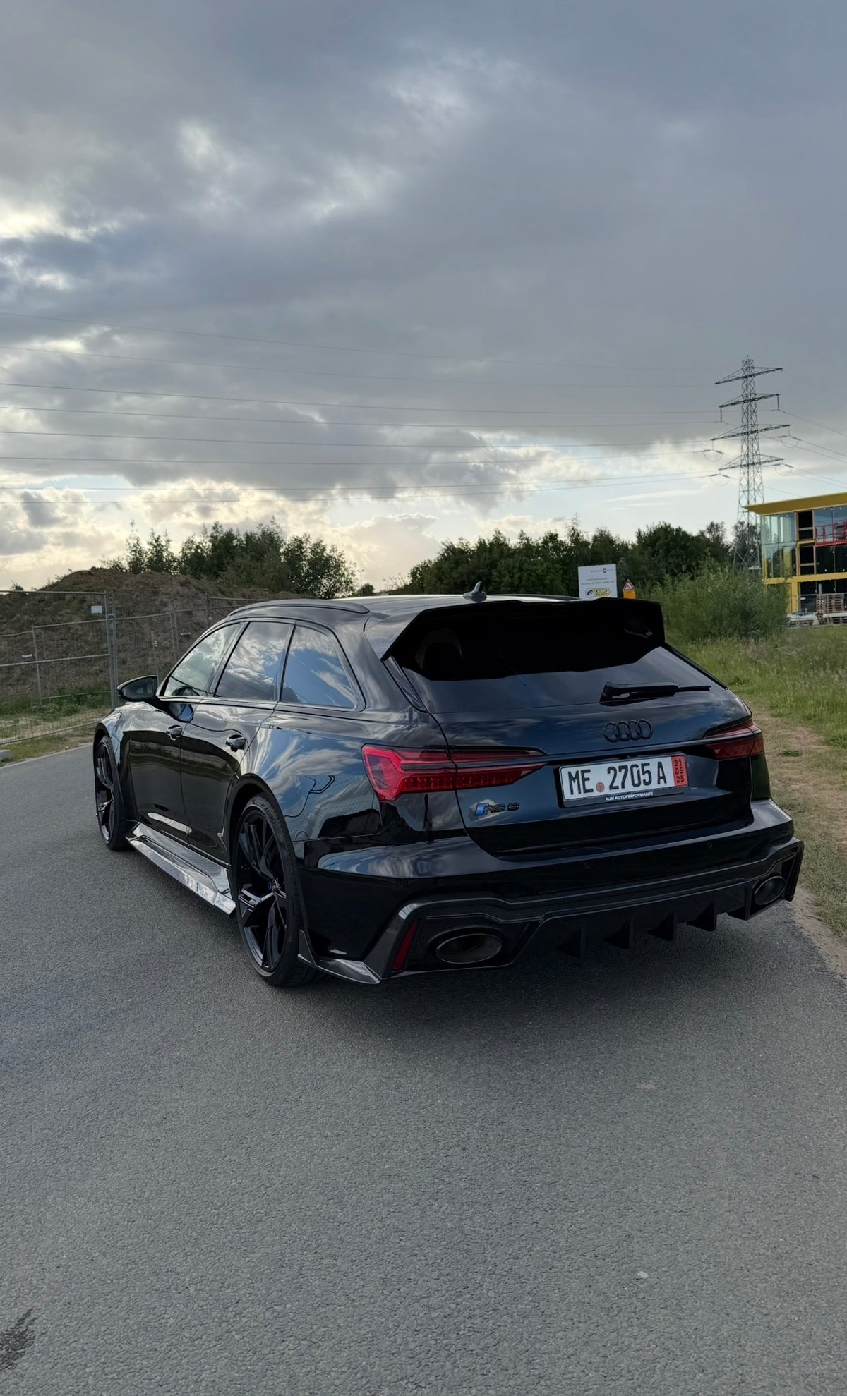 Schwarzer Audi RS6 Avant C8 mit CPG X RV V2 Dachspoiler
