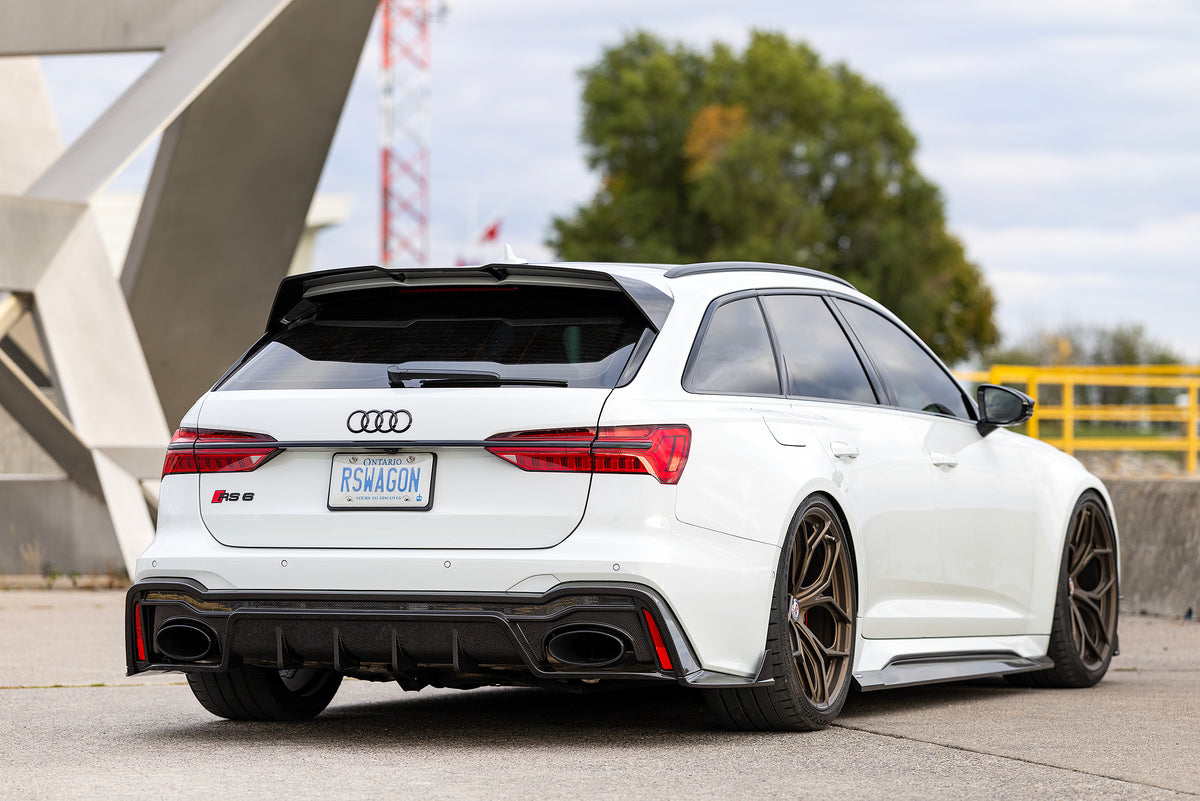 Montierter RV V2 Dry-Carbon Dachspoiler auf weißem Audi RS6 Avant C8
