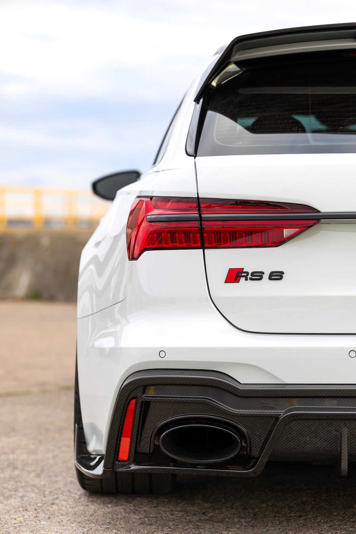 Nahaufnahme des CPG X RV V2 Dachspoilers am Audi RS6 Avant