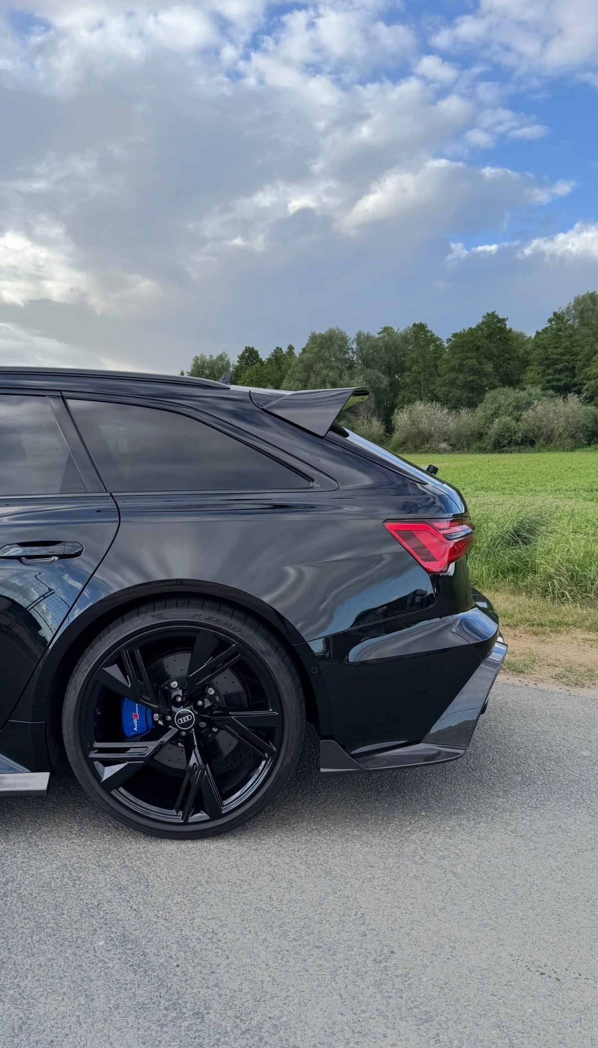 Audi RS6 C8 mit RV V2 Carbon-Dachspoiler in seitlicher Heckansicht