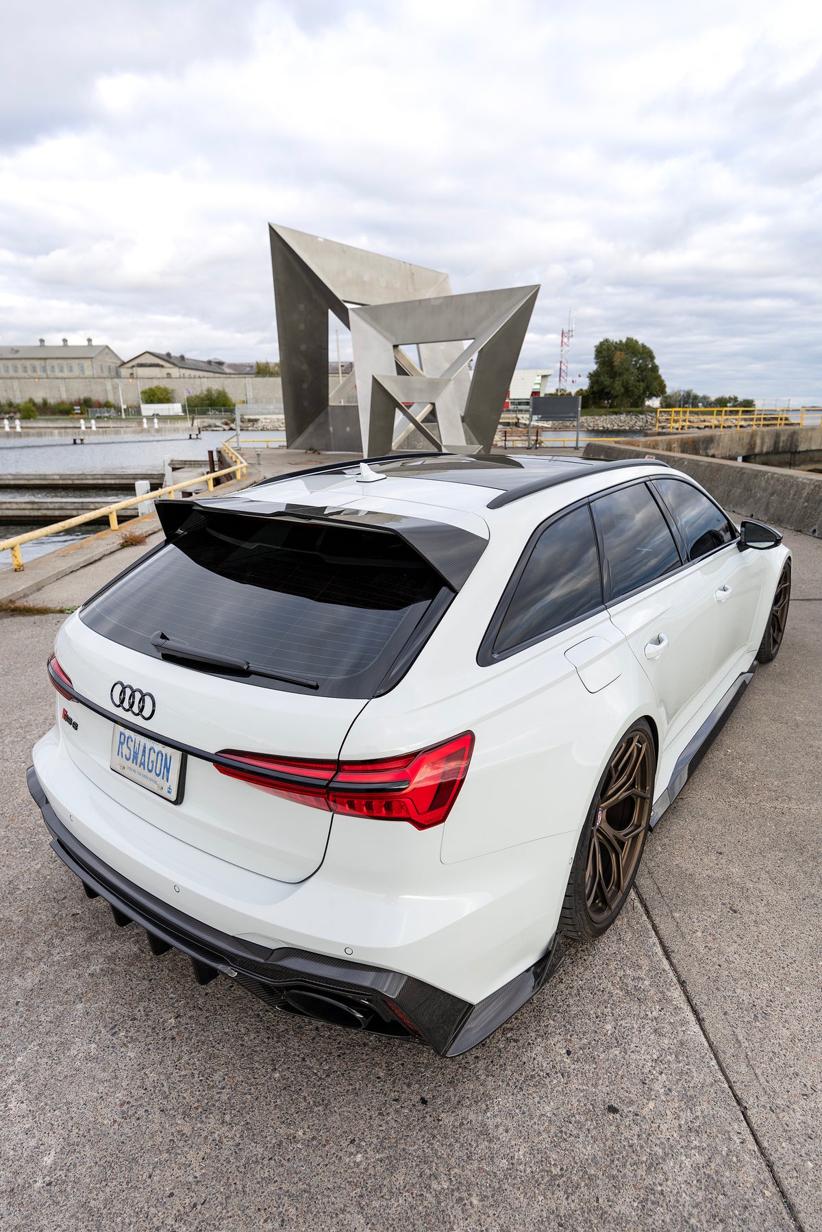 Weißer Audi RS6 Avant mit montiertem RV V2 Dry-Carbon Dachspoiler