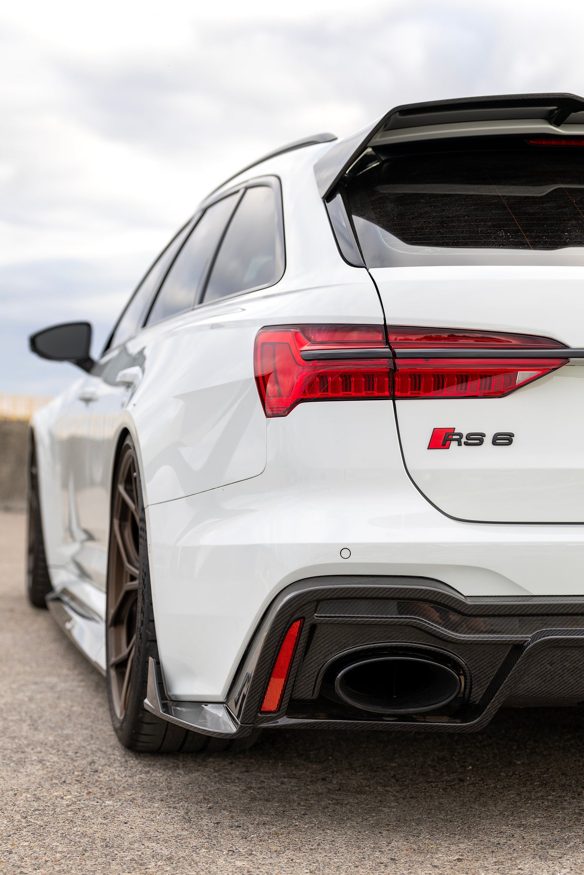 Detailansicht des RV V2 Carbon-Dachspoilers am weißen Audi RS6 C8